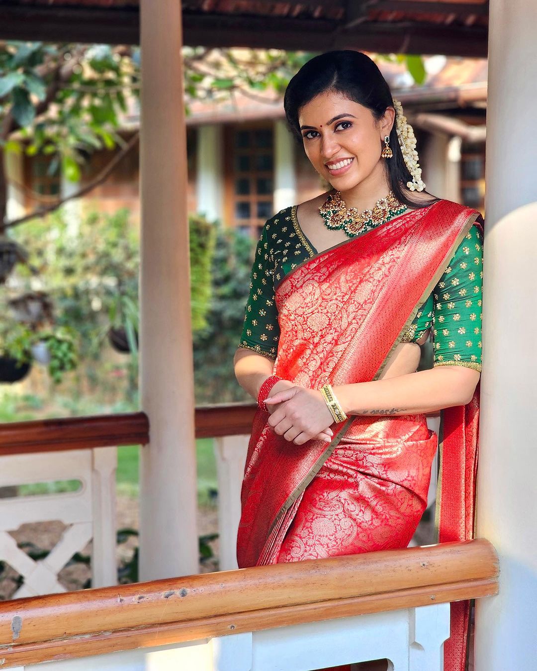 TAMIL ACTRESS ANJU KURIAN STILLS IN RED SAREE GREEN BLOUSE 2